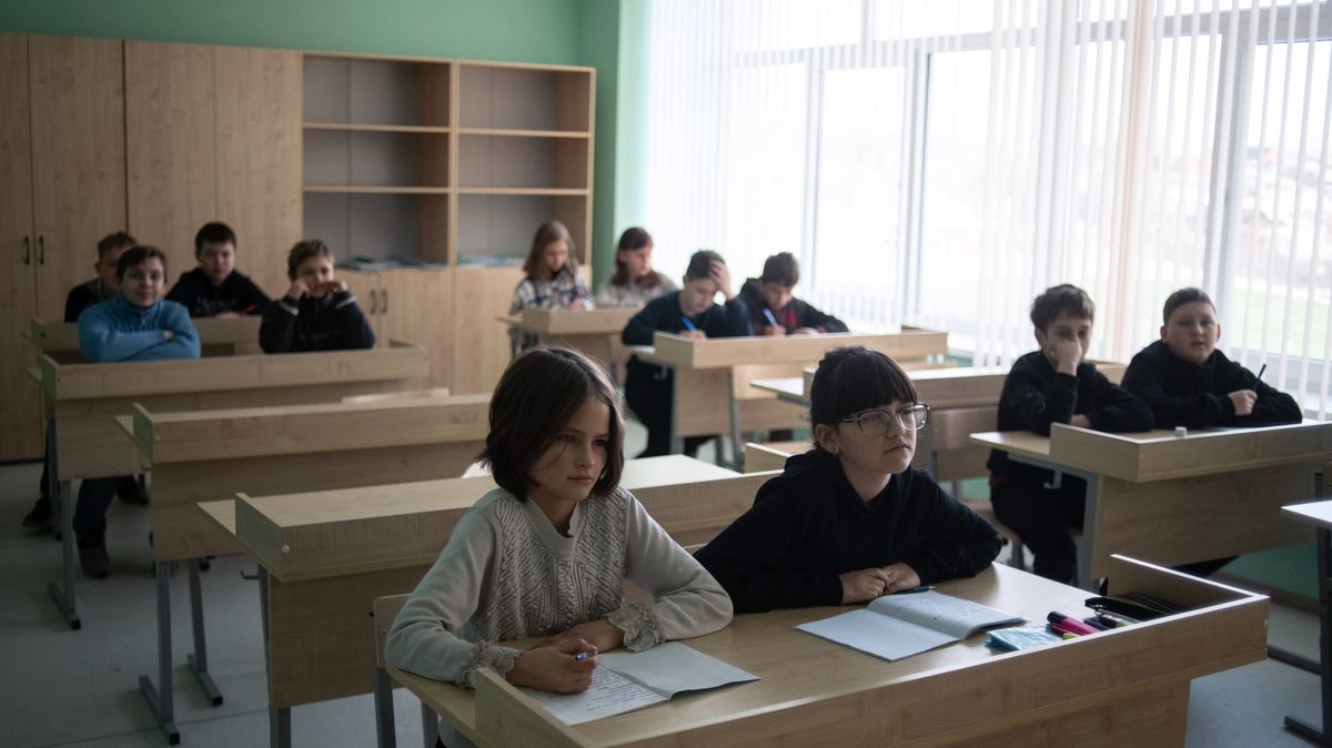 Rusové dětem ve školách ukazují zbraně a učí je nenávidět, zní z Mariupolu